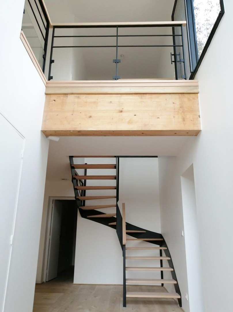 Escalier noir et bois métallique et marches en bois de Forme : escalier Demi-tournant en U