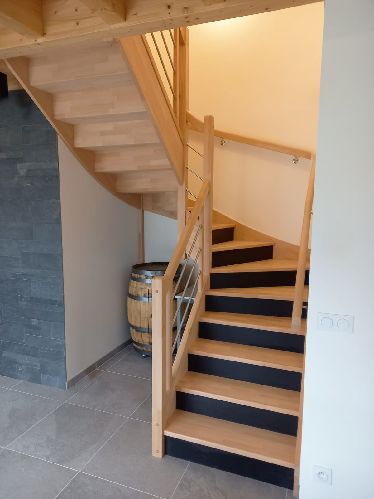 Escalier contemporain en bois et inox Forme : escalier Demi-Tour