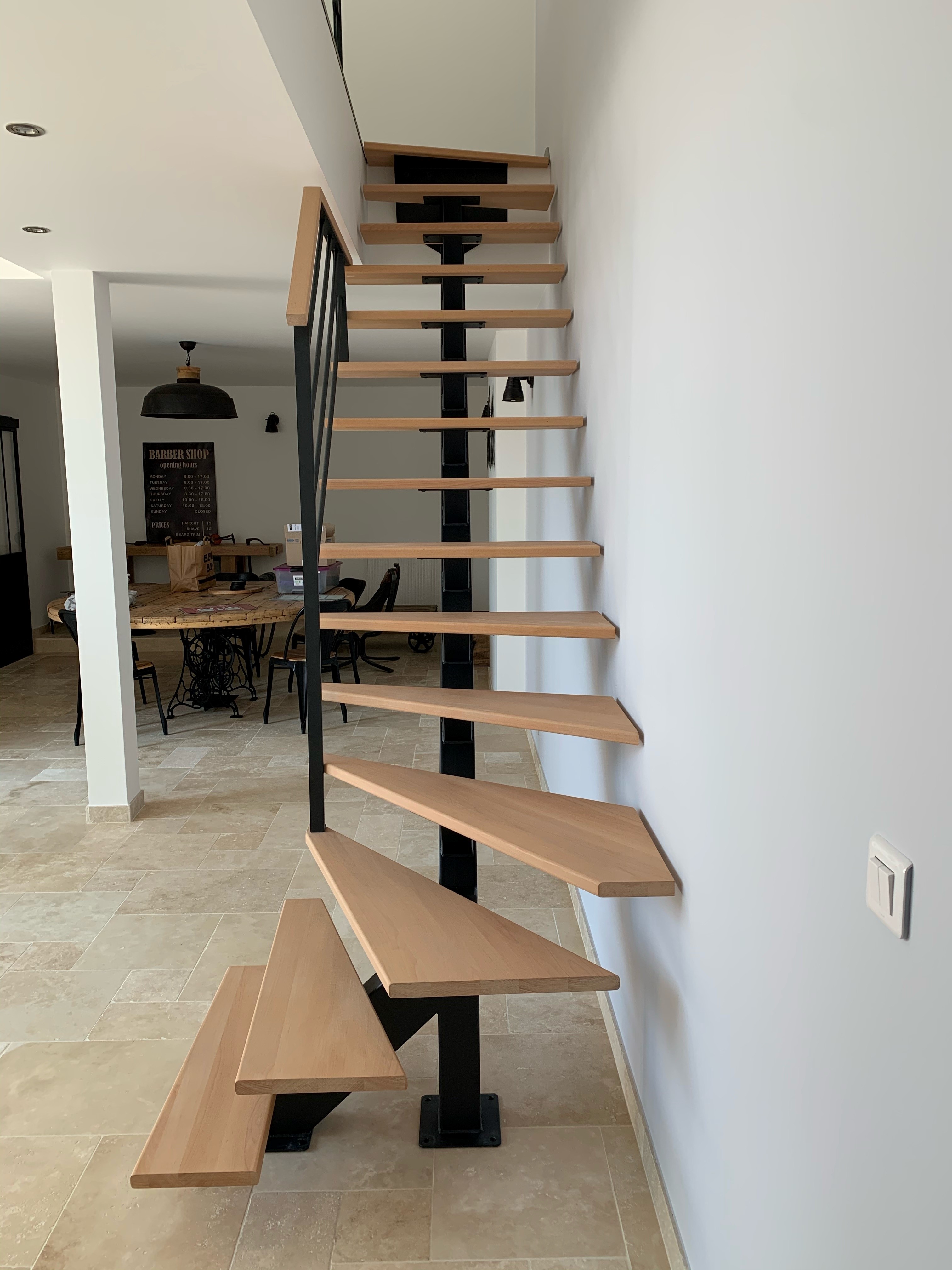 Escalier métal et bois à limon central en acier de forme : escalier Quart tournant à gauche